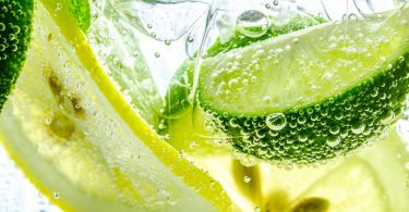 beneficios da agua com limão